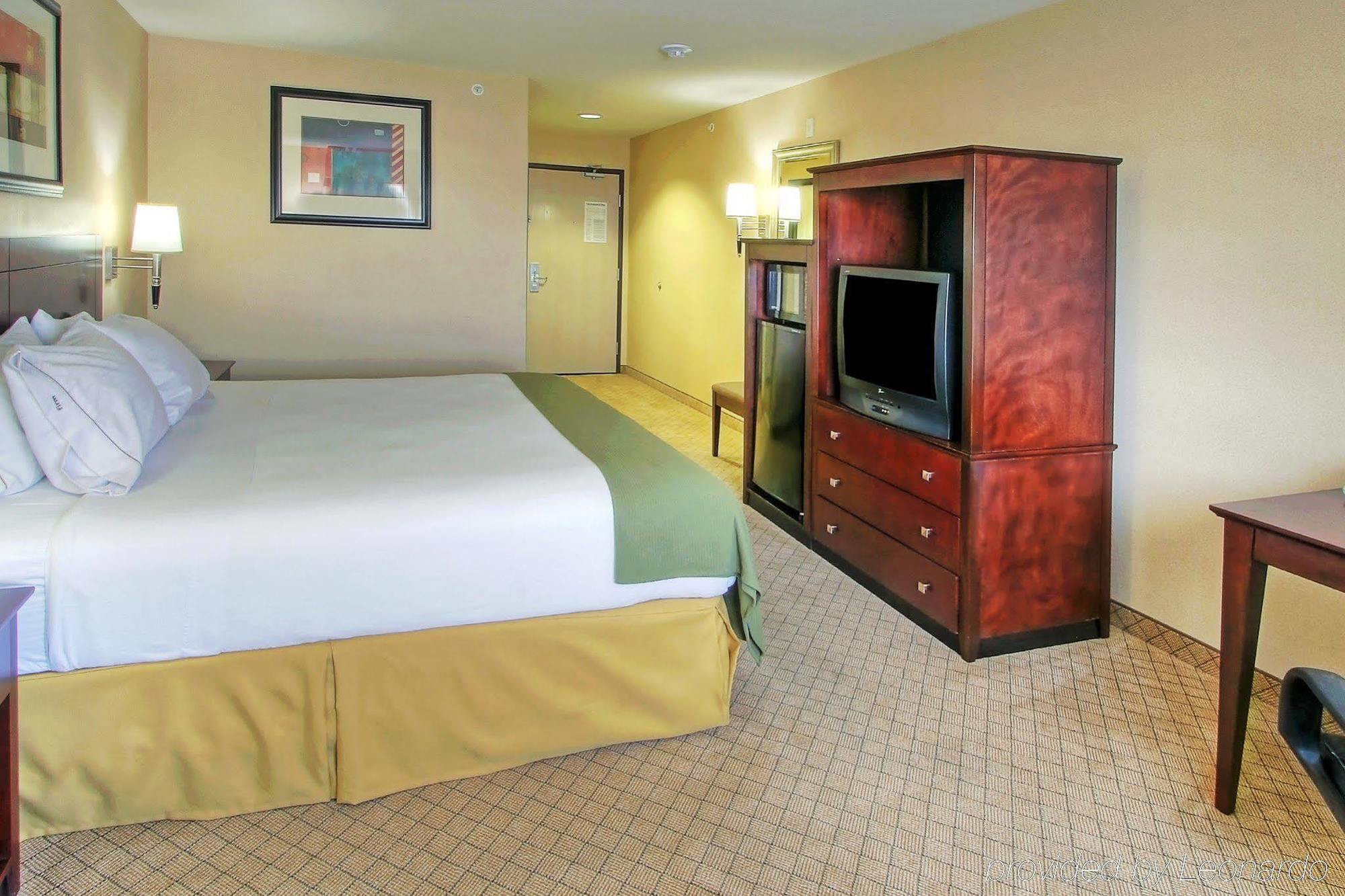 Holiday Inn Express & Suites Portales By Ihg Номер фото